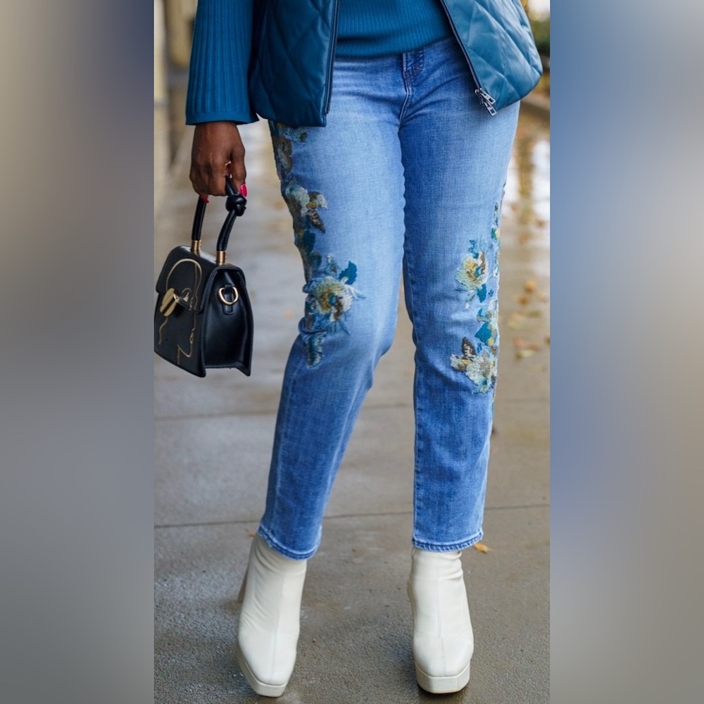 Chico's So Slimming Floral Embroidered Blue Ankle Jeans- Brand New Size 8R - Picture 5 of 10